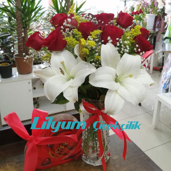 Vazoda Lilyum Gül ve Love Çikolata Resim 1